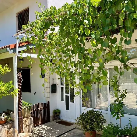 Gorana With Swimming Pool Apartman Jelsa